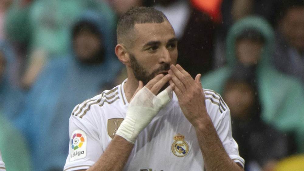 Benzema finally removes his hand-bandage to pose with a ...